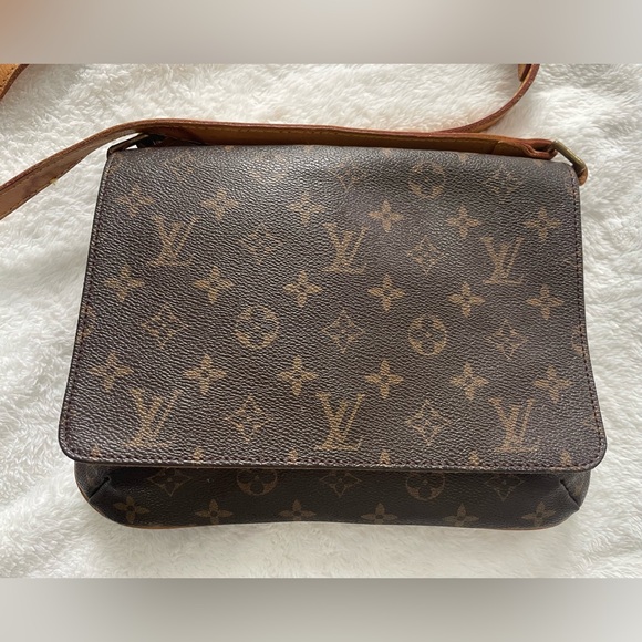Louis Vuitton
with Tan Leather Strap
Musette Tango Short Shoulder Bag Brown
🤎🤎🤎 - Picture 12 of 13